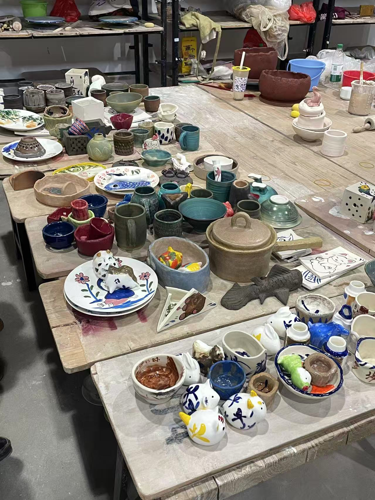景德镇陶艺工作室里摆满陶器的长桌