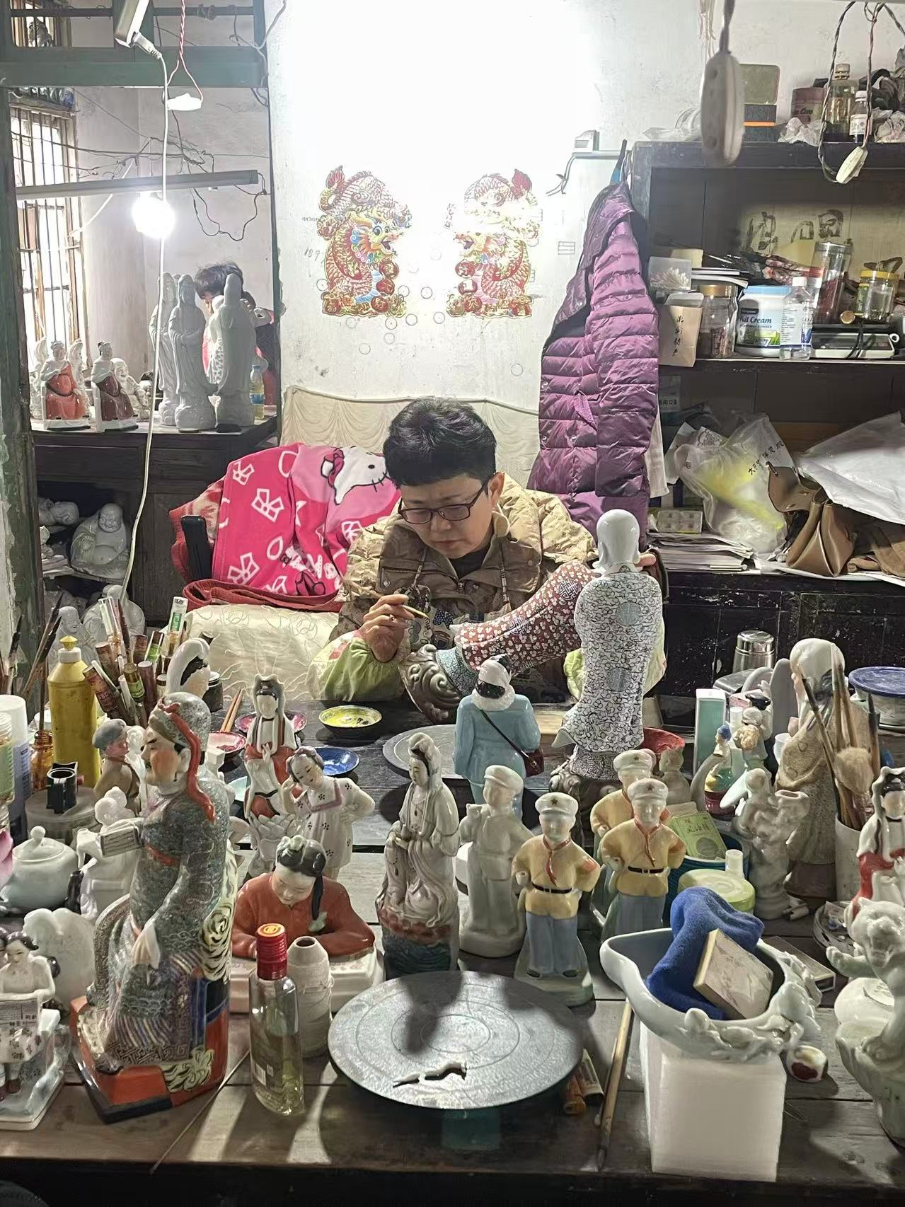 景德镇陶瓷手艺人在工作室里创作